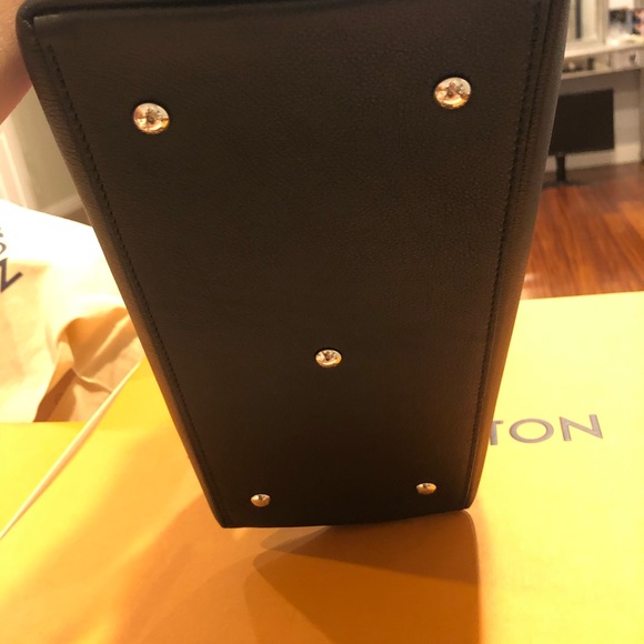 ❤️✨Elegant Louis Vuitton LockMe Day Tote✨❤️ - Picture 6 of 6